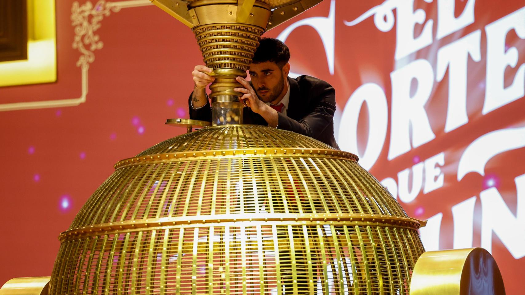 Un trabajador de Loterías y Apuestas del Estado prepara el bombo durante los preparativos para el inicio del Sorteo Extraordinario de Navidad.