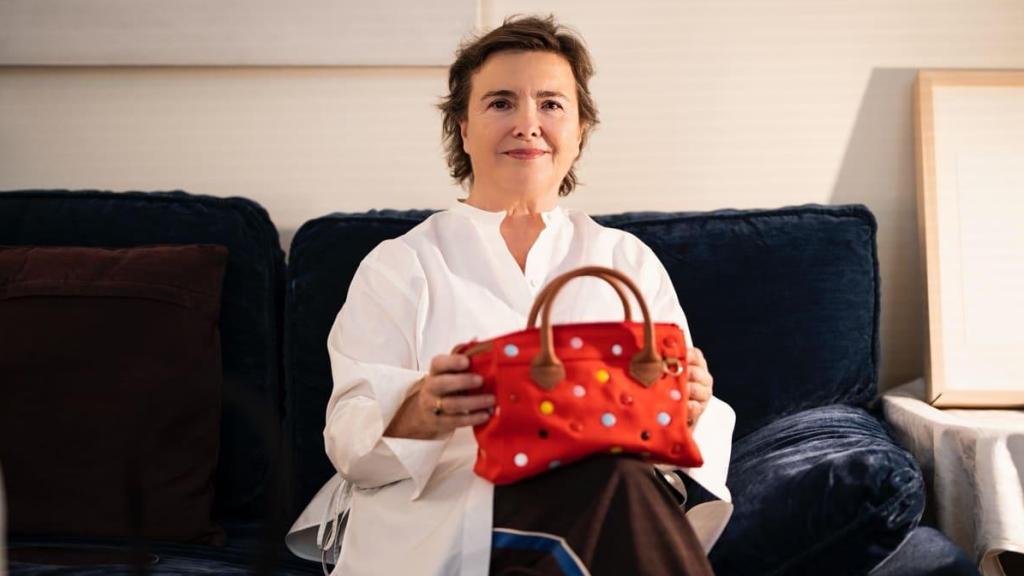 Cristina Castañer se despide de la entrevista con Magas desde su estudio.