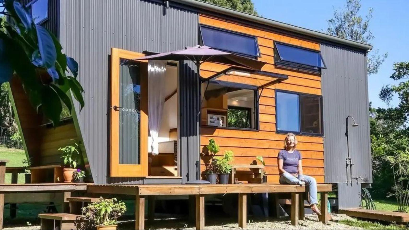 Una mujer de 56 años construye su propia casa prefabricada.