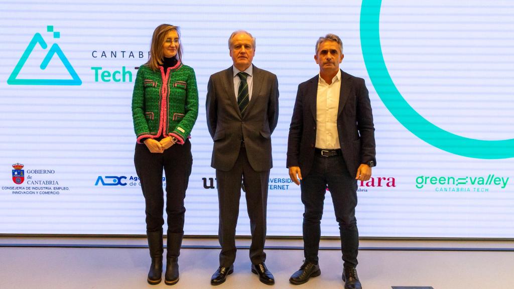 El consejero Eduardo Arasti (en el centro), durante la presentación del plan Cantabria Tech Talent).
