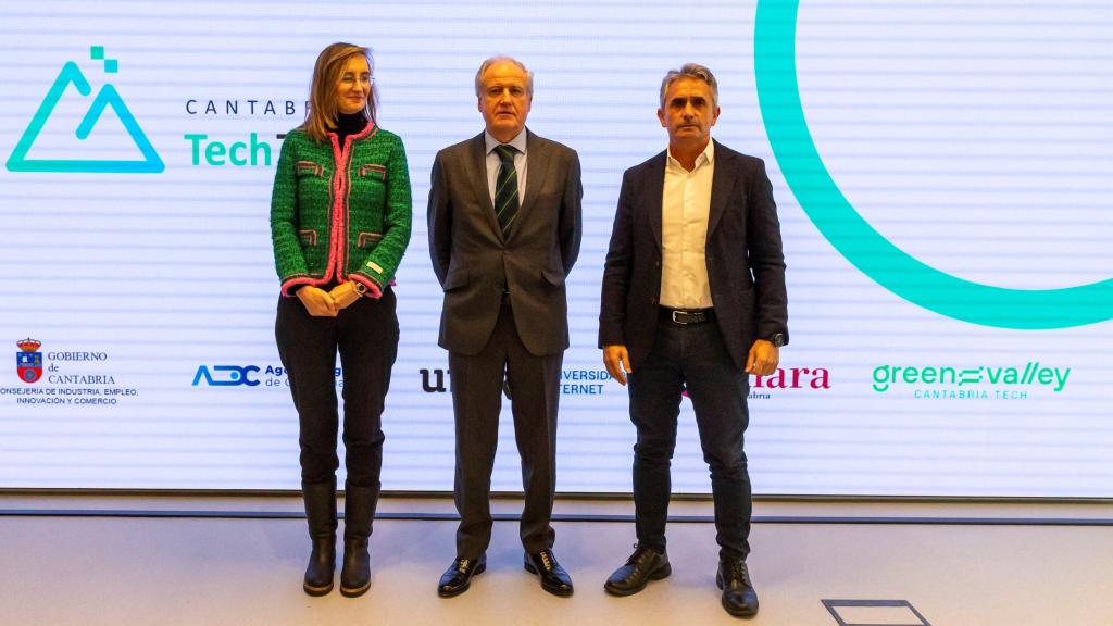 El consejero Eduardo Arasti (en el centro), durante la presentación del plan Cantabria Tech Talent).
