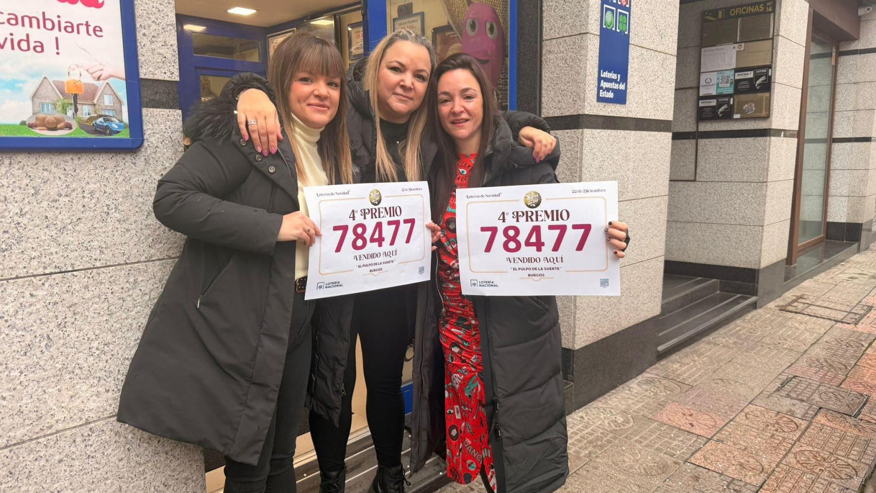 Inés junto a sus hermanas Beatriz y Berta en la Administración nº12 de Burgos tras repartir el cuarto premio