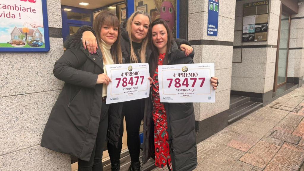 Inés junto a sus hermanas Beatriz y Berta en la Administración nº12 de Burgos tras repartir el cuarto premio