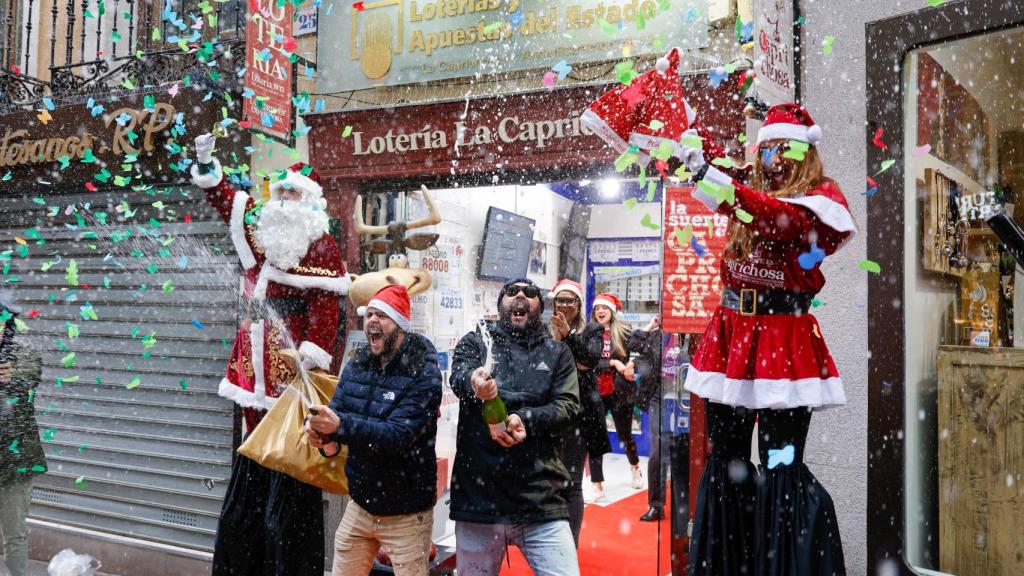 Empleados de La Caprichosa de Toledo celebran el cuarto premio repartido.