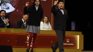 Alsice Ríos (i) y Piero Rai Chávez (d), cantan un cuarto premio, el 78.477.