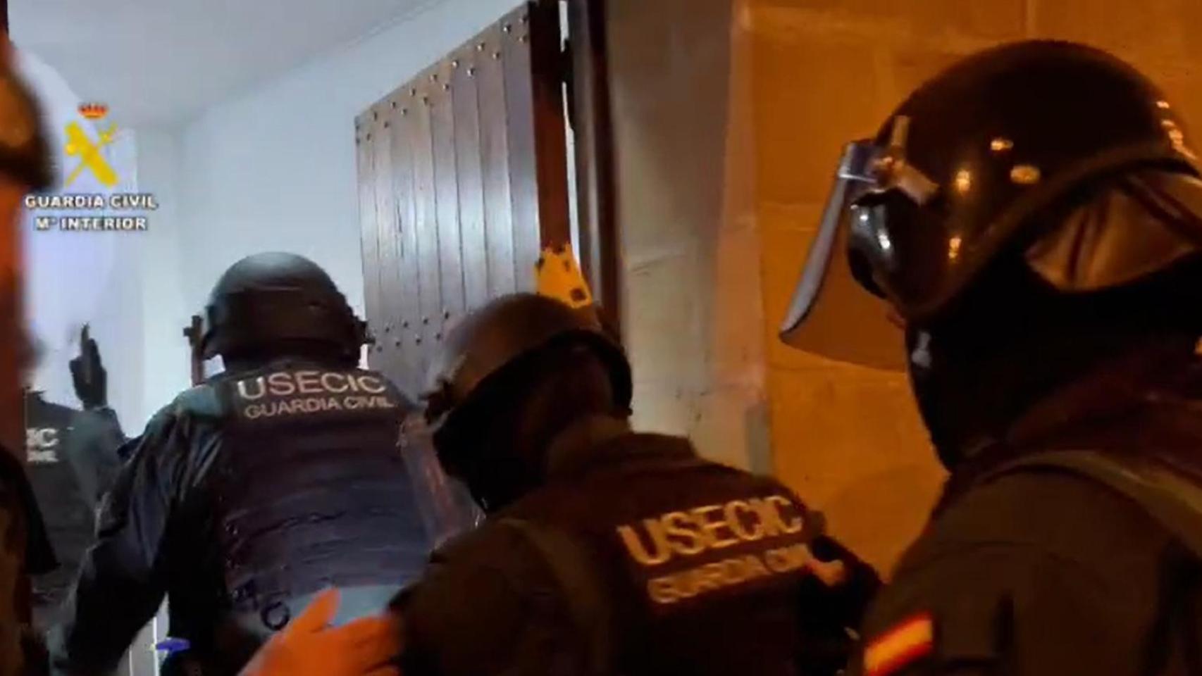 Momento de la entrada a la vivienda en Caspe