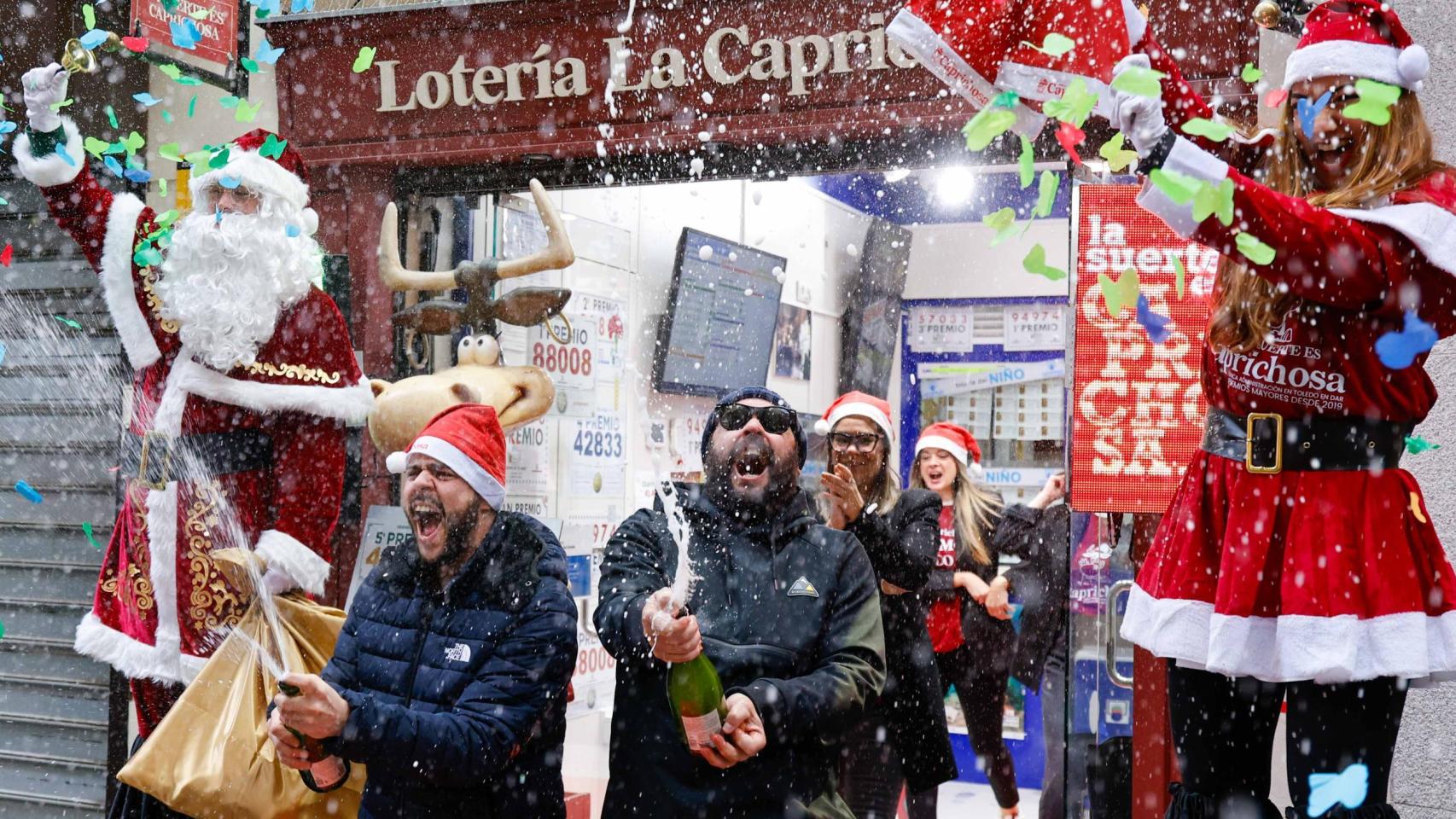 Rodrigo y Carlos, los hermanos que regentan la administración de la calle Comercio, en Toledo, han descorchado el champán para celebrar el premio.