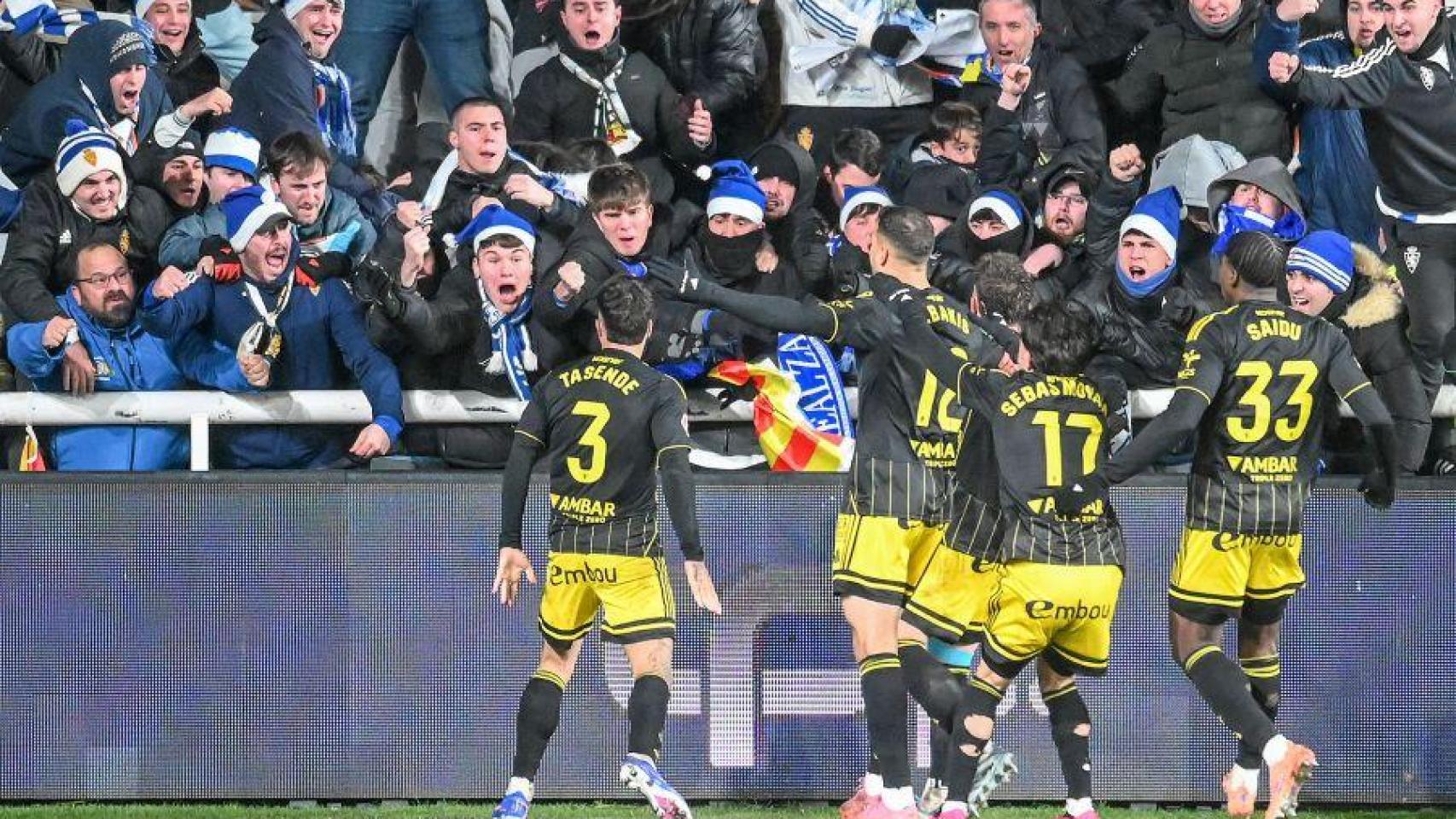 Celebración del 1-1 en El Plantío.