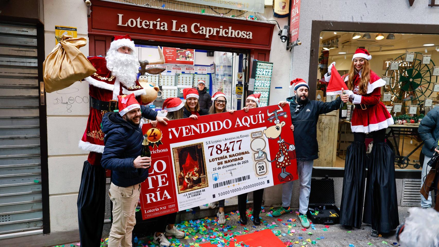 Rodrigo y Carlos, los hermanos que regentan la administración de la calle Comercio, en Toledo, han descorchado el champán para celebrar el premio junto a trabajadores y amigos.