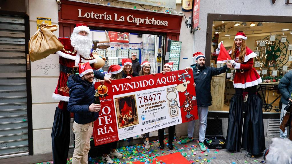 Rodrigo y Carlos, los hermanos que regentan la administración de la calle Comercio, en Toledo, han descorchado el champán para celebrar el premio junto a trabajadores y amigos.