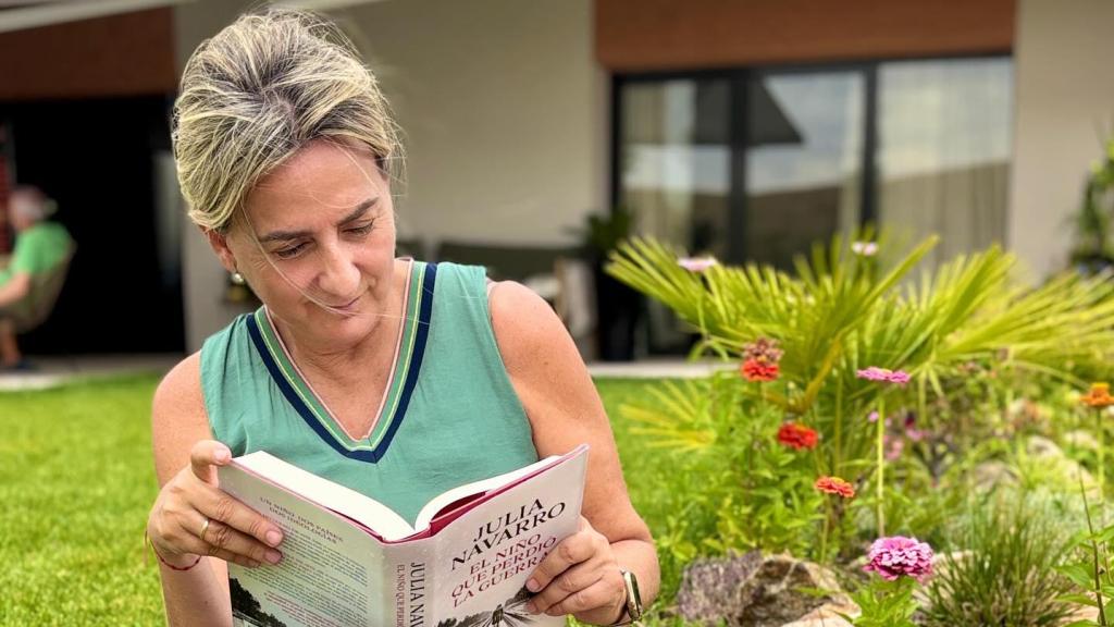 Tolón leyendo un libro.