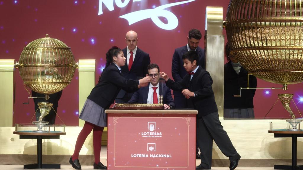 Los niños de San Ildefonso cantando los premios del Sorteo de Lotería de Navidad.