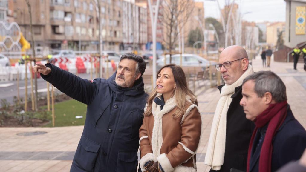 La alcaldesa de Zaragoza, Natalia Chueca, en su visita al avance de las obras.