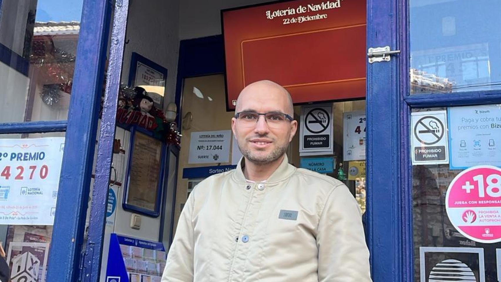 Rubén González, dueño de la Administración nº2 de la Pola de Gordón.