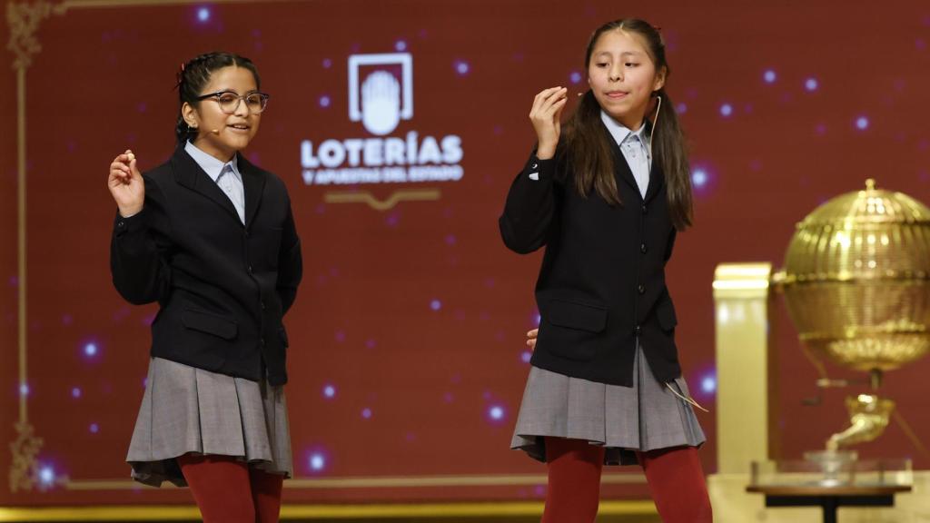 Alba Yadira Machacda e Italy Andrea Blanco cantan hoy el Gordo, el 79.432, durante el sorteo de la Lotería de Navidad.