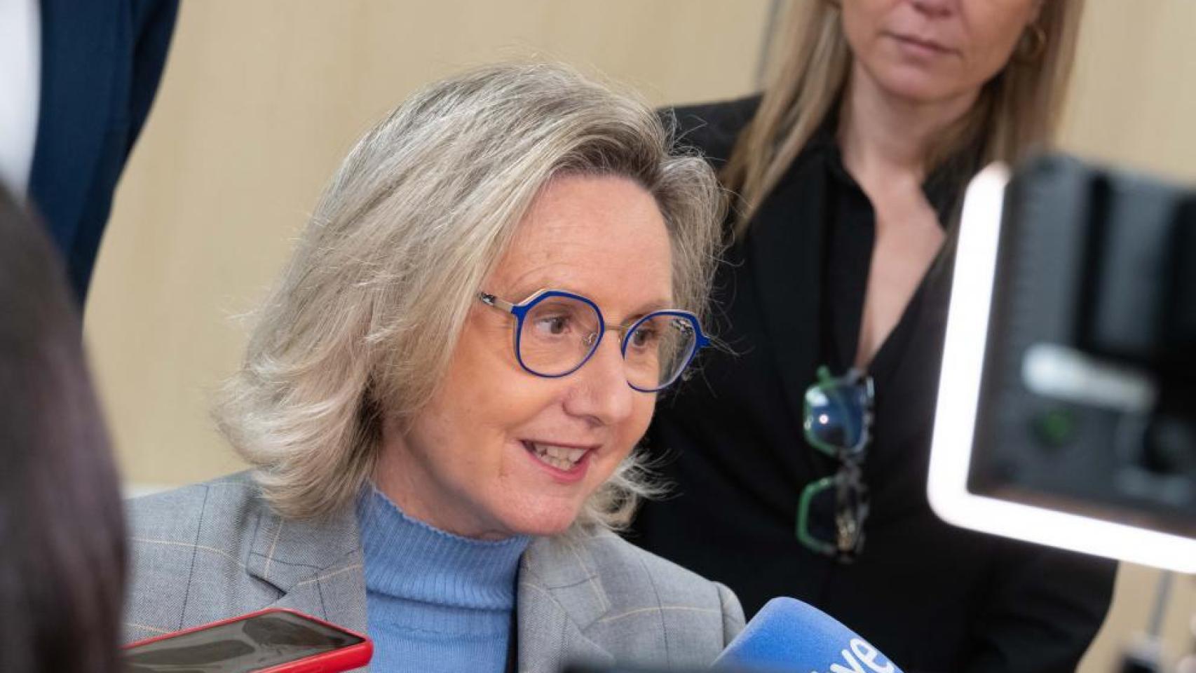 La gerente del SALUD, Ana Castillo, explica que el Decreto de Difícil Cobertura es una norma excepcional y temporal para llevar médicos a todo el territorio.