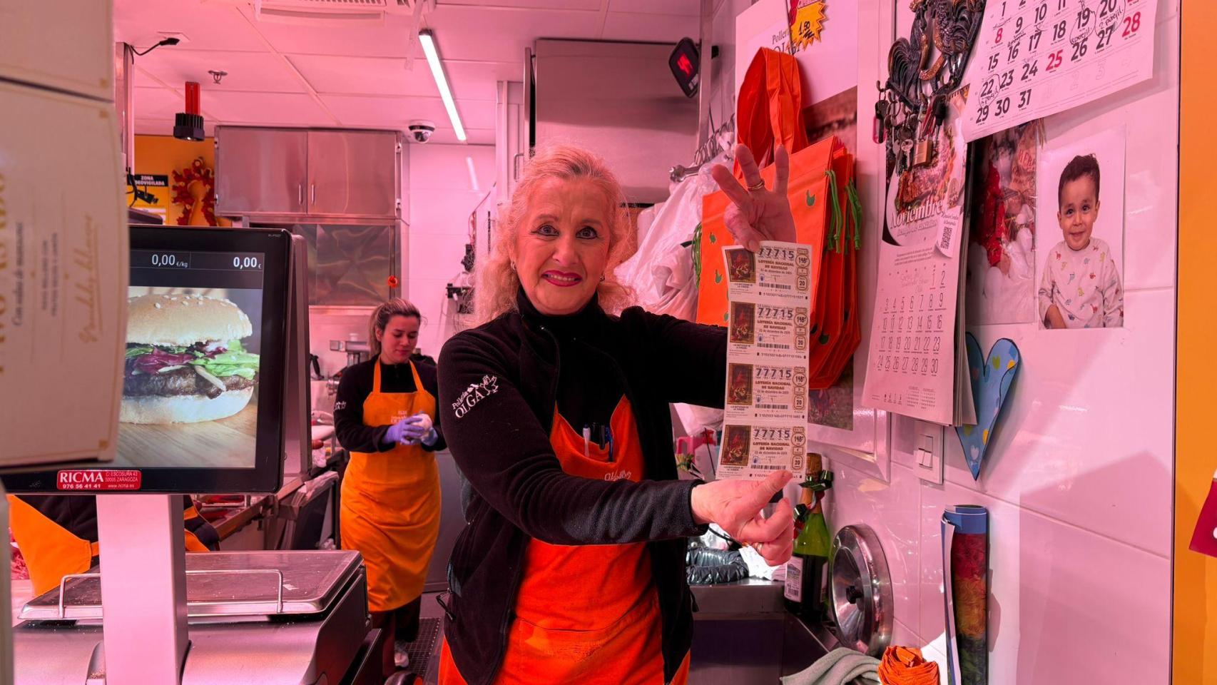 Olga, la pollera del Mercado Central con el número premiado.