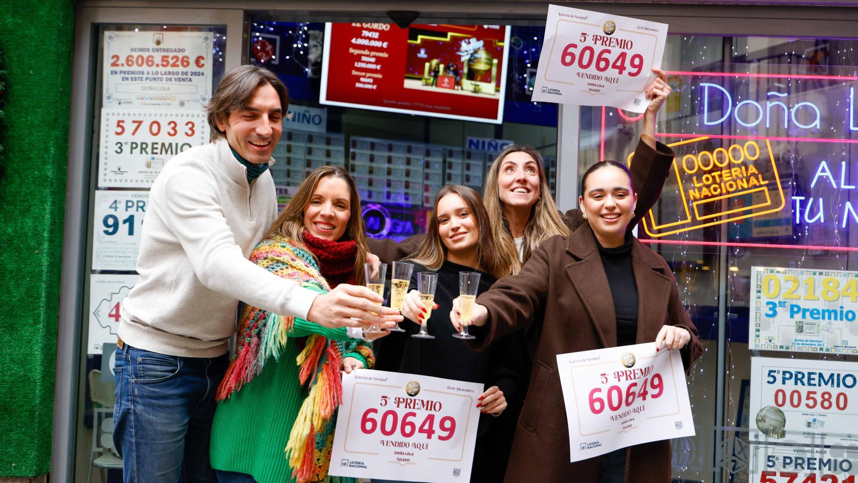 Personal de la administración Doña Lola en la calle Toledo Ohio en la capital regional.