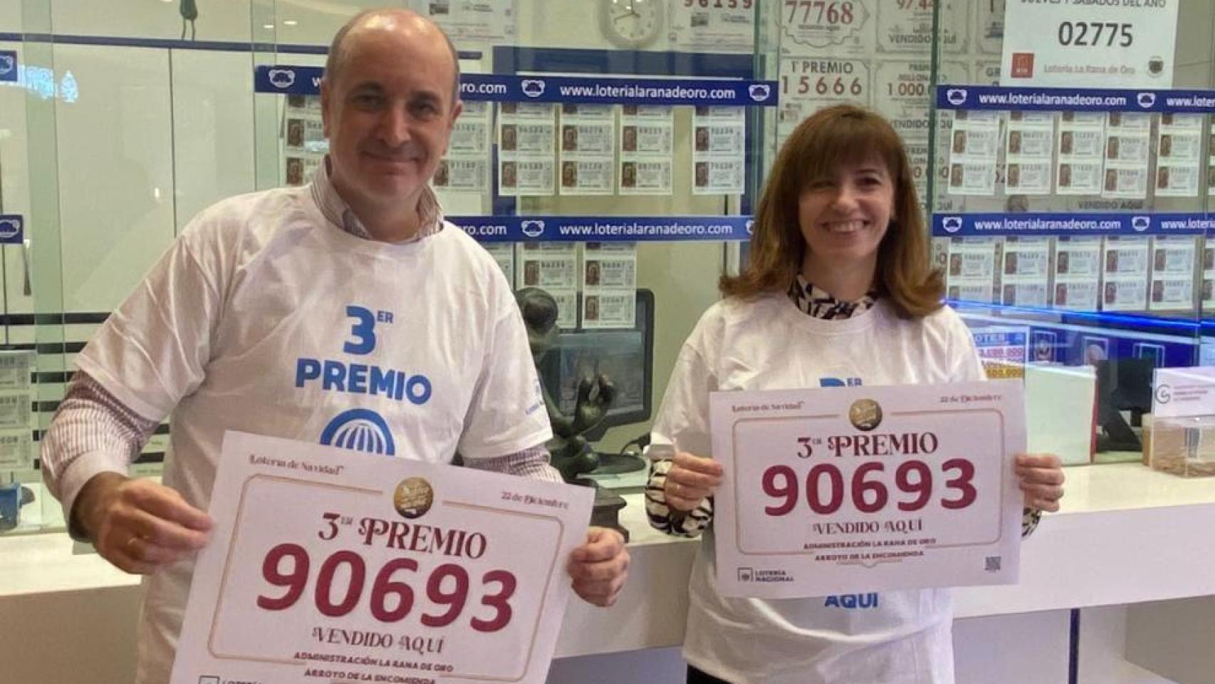 Luis Vázquez de Prada, lotero de 'La Rana de Oro' en Río Shopping, tras vender el tercer premio de la Lotería de Navidad