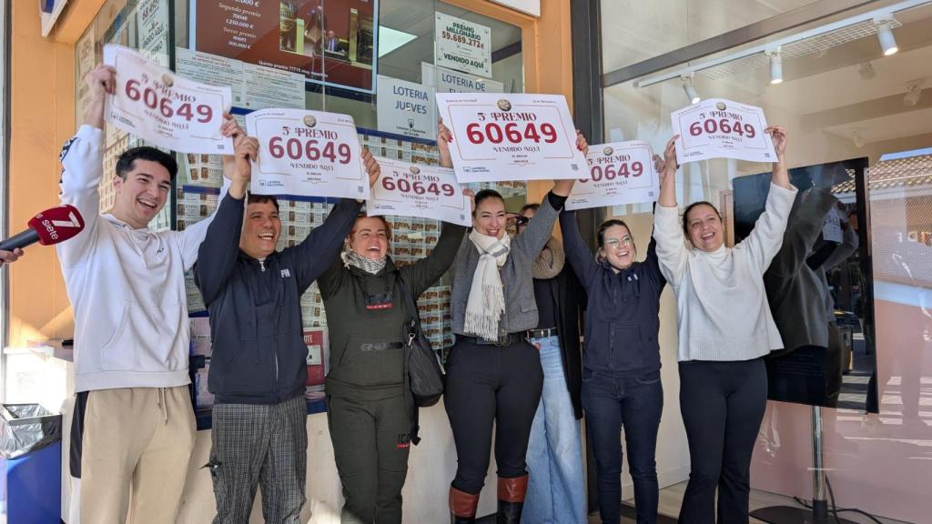 Imagen de Aurora y de varios de los premiados con un quinto premio en el Plaza Mayor de Málaga.