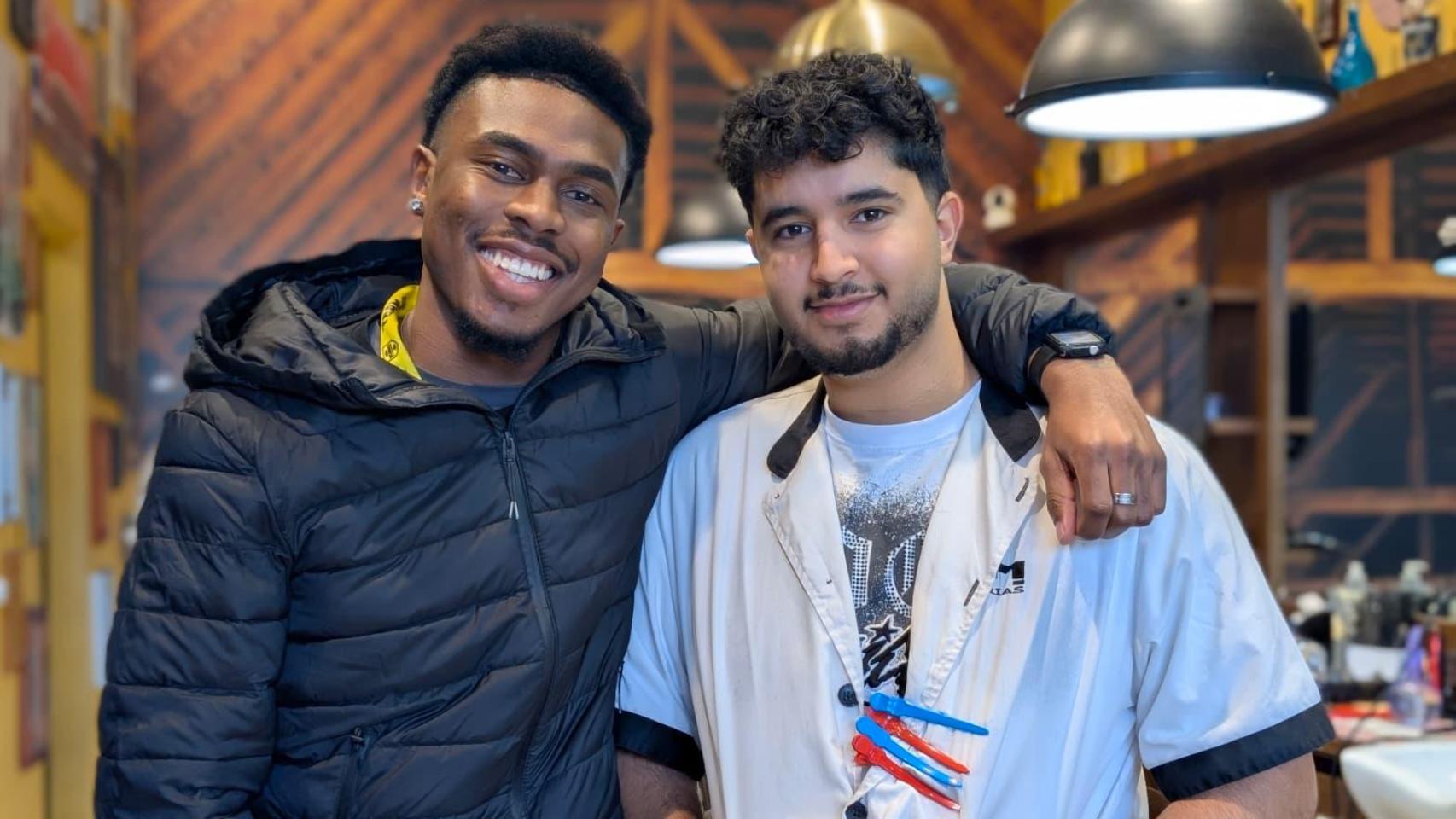 Alí, a la derecha, otro de los agraciados con uno de los quintos premios en el Plaza Mayor de Málaga.