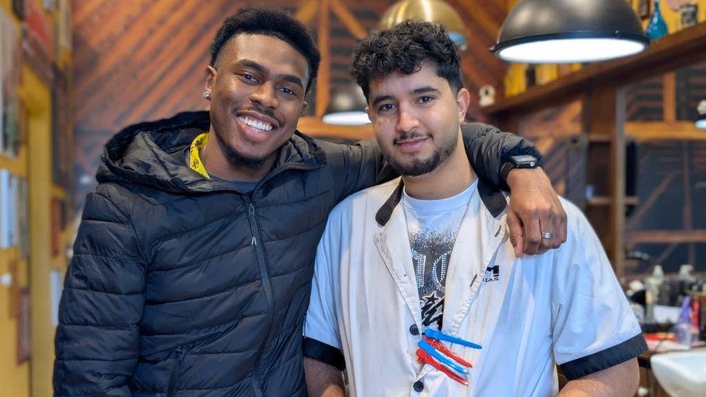 Alí, a la derecha, otro de los agraciados con uno de los quintos premios en el Plaza Mayor de Málaga.