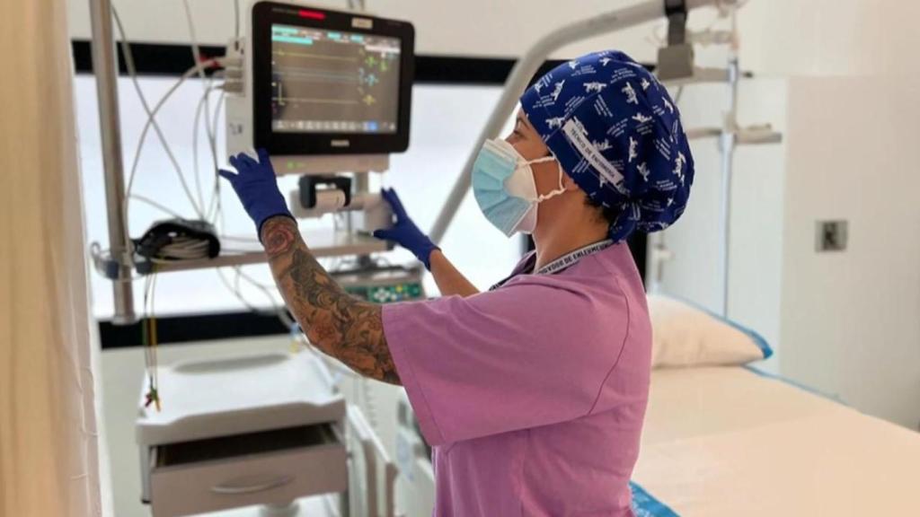 Imagen de Sonia trabajando, en el reportaje de Telecinco.