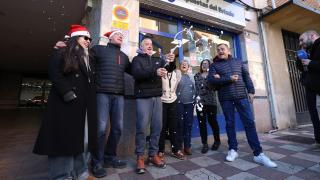 Empleados de la administración de La Bañeza (León) en la que ha tocado el Gordo de la Lotería de Navidad.