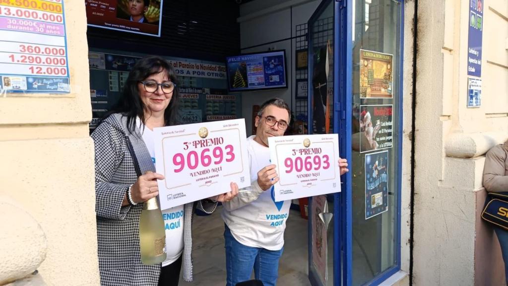 María José y Vicente, los loteros de la Administración número 16 de Jerez que han repartido 500.000 euros con el tercer premio de la Lotería de Navidad.