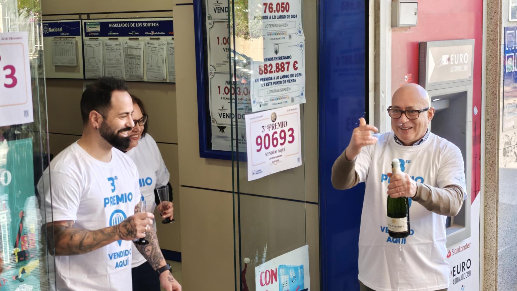 Roberto González, celebra el tercer premio vendido en su administración de la playa de San Joan.