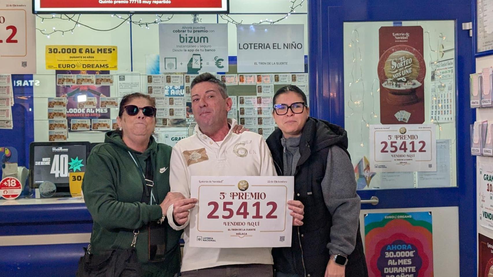 José, el vendedor de la Administración de Loterías de Vialia, en Málaga, junto a Pilar, una de las premiadas, y su hija, Marta.