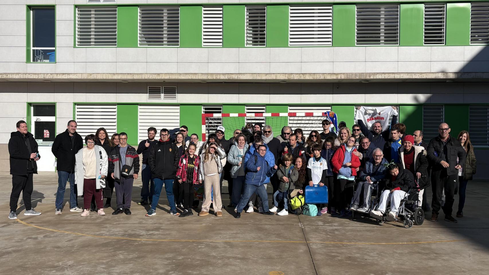 Nayim visita ATADES y comparte valores de superación.