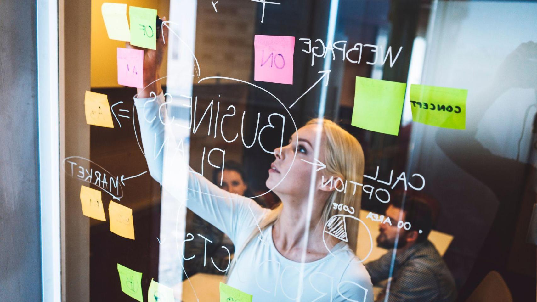 Un equipo de emprendedores durante una jornada de trabajo.