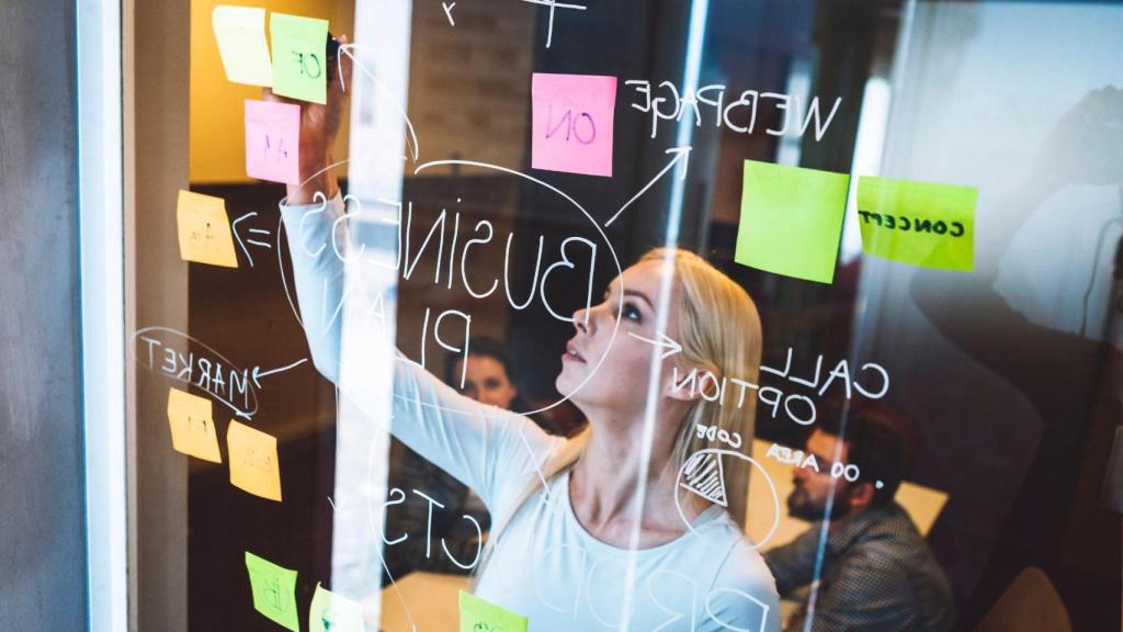 Un equipo de emprendedores durante una jornada de trabajo.