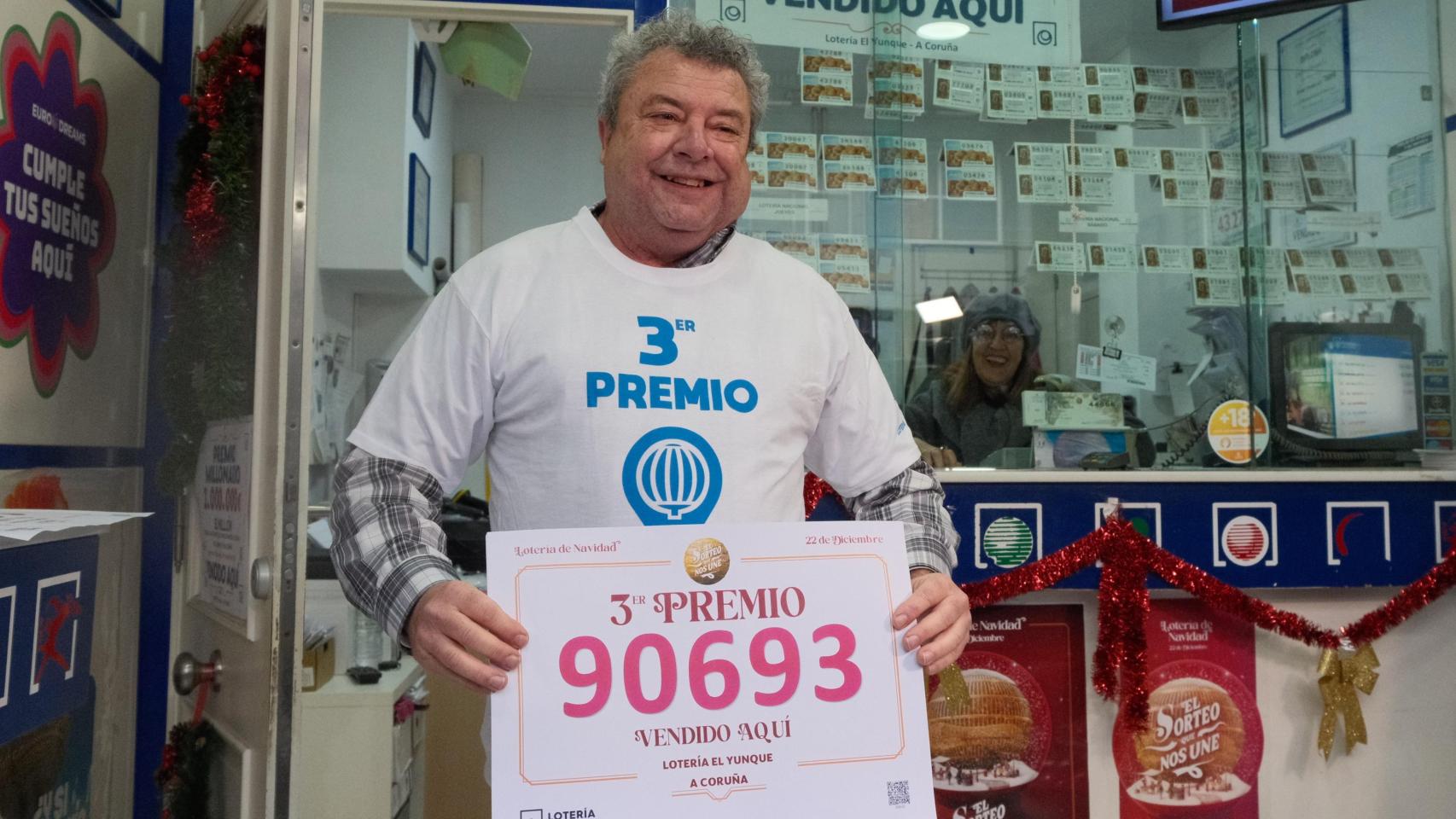 César, dueño de la administración que ha vendido el tercer premio de Lotería de Navidad: Se queda en el barrio
