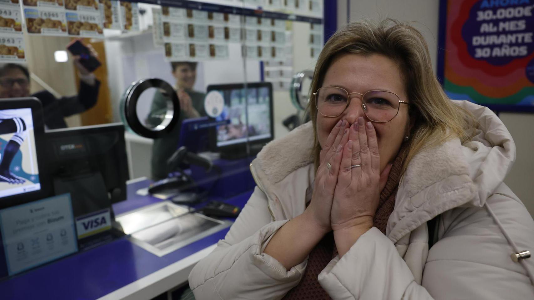 Jessica, responsable de soporte y atención al cliente de la administración de loterías del número 10 de la calle Barquillo, en Madrid, donde se ha vendido íntegramente el 70.048.
