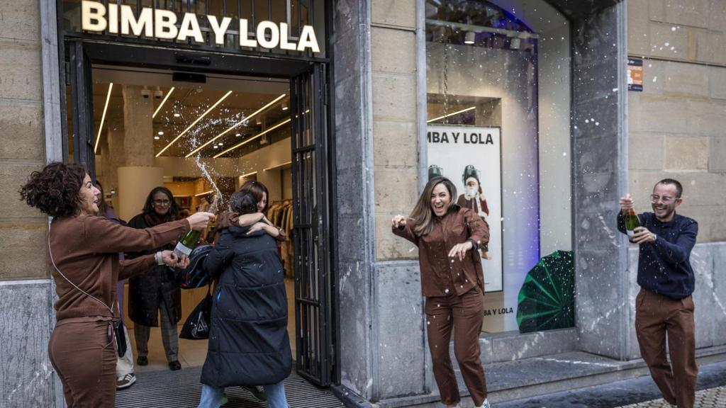 Trabajadoras de la sede de Bimba y Lola en San Sebastián tras ganar el segundo premio de la Lotería.