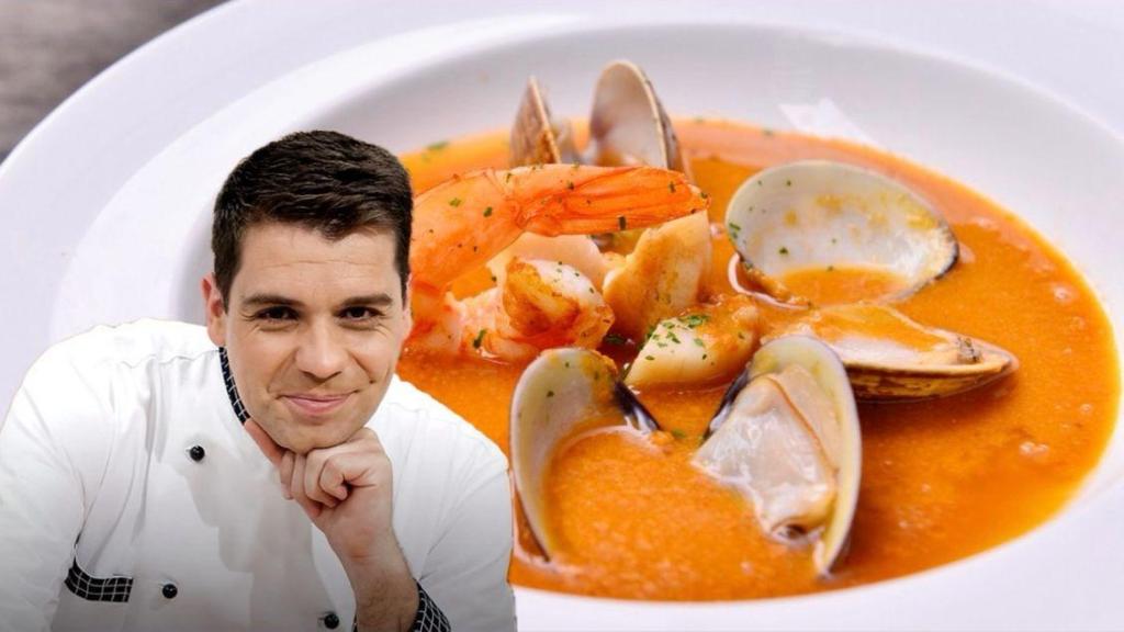Sergio Fernández junto a un plato de crema de marisco.