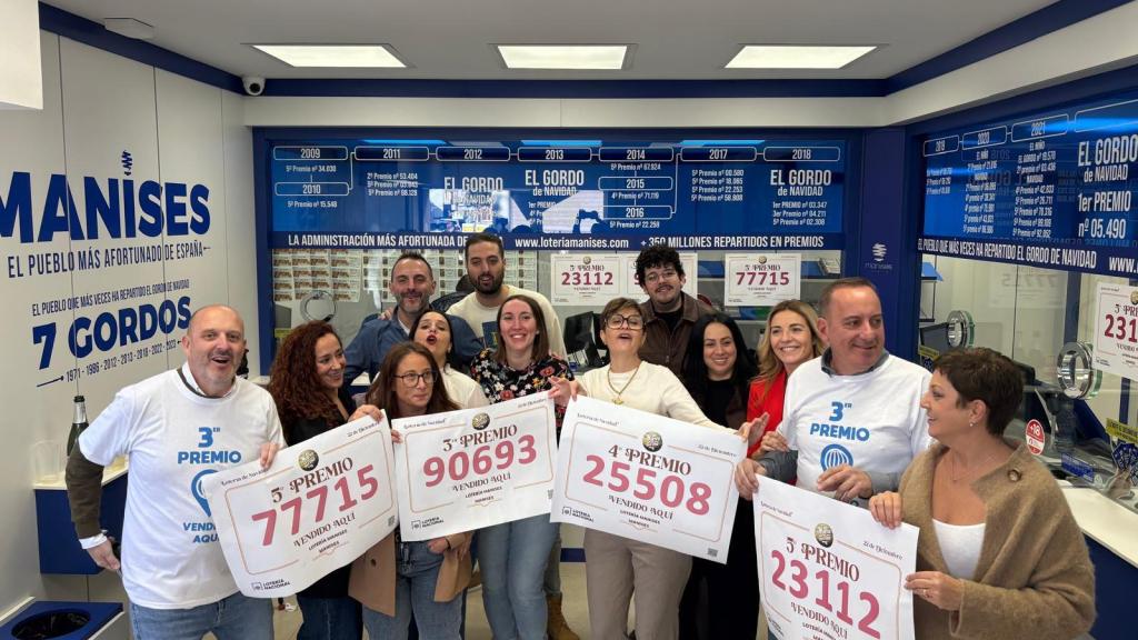 La administración de lotería de Manises número 3 celebra los premios repartidos en la Lotería de Navidad 2025. EE