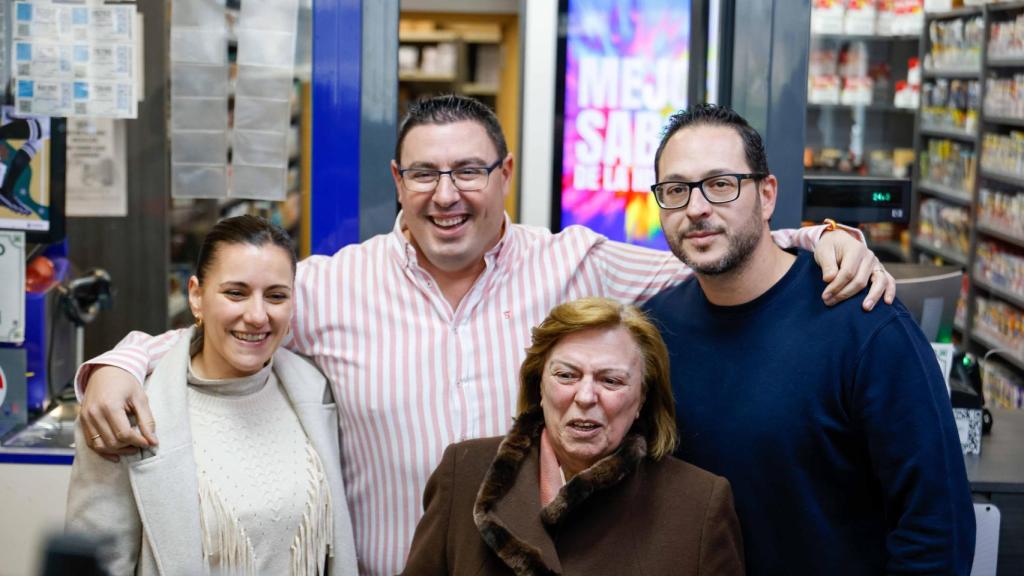 José Vicente García-Toledo, conocido como 'Guri', celebra junto a su mujer Ana y su madre Manoli el premio en su estanco del barrio de Santa Bárbara.