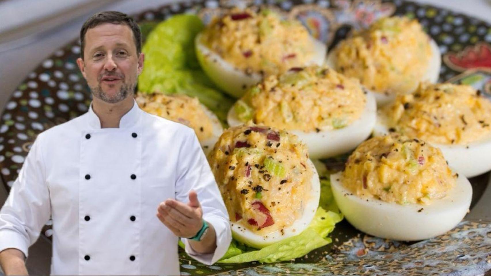 Guille Rodríguez junto a un plato de huevos rellenos.