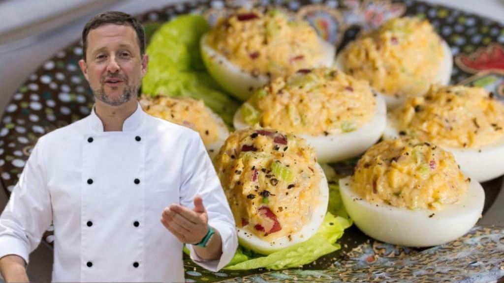 Guille Rodríguez junto a un plato de huevos rellenos.