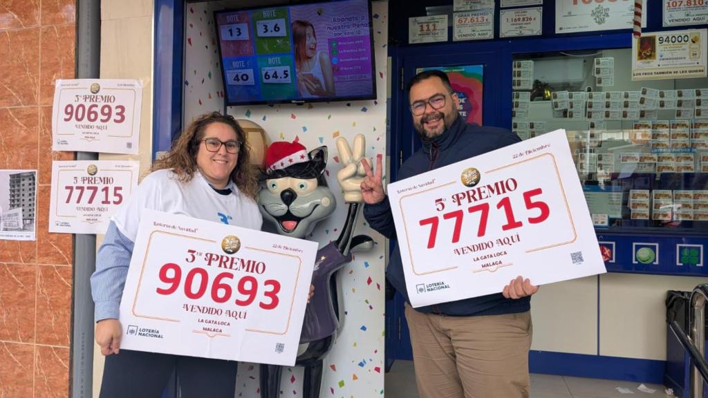 Nadia y Juan, con los premios del sorteo de la Lotería de Navidad de La Gata Loca.