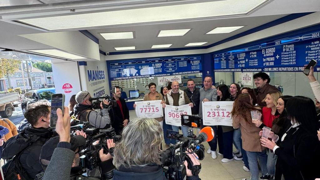 La administración de lotería de Manises número 3 celebra los premios repartidos en la Lotería de Navidad 2025. EE