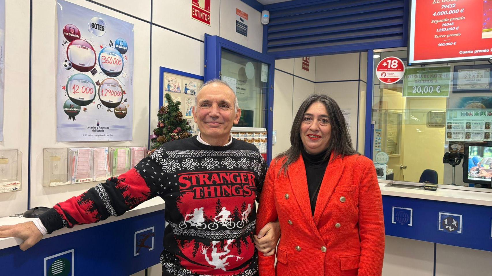 José Enrique Usón y Ana Isabel Rodríguez, de la Administración de Loterías que ha repartido un Quinto Premio en Zaragoza