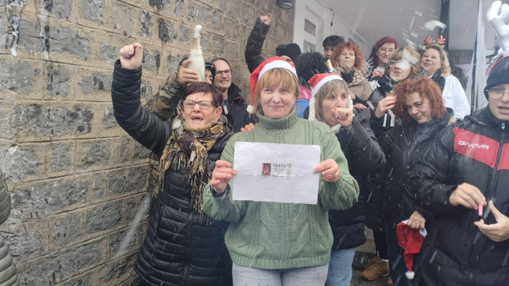 Isabel, directora de la Asociación de Familiares de Enfermos de Alzheimer de Laciana y Babia, celebra el Gordo de Navidad
