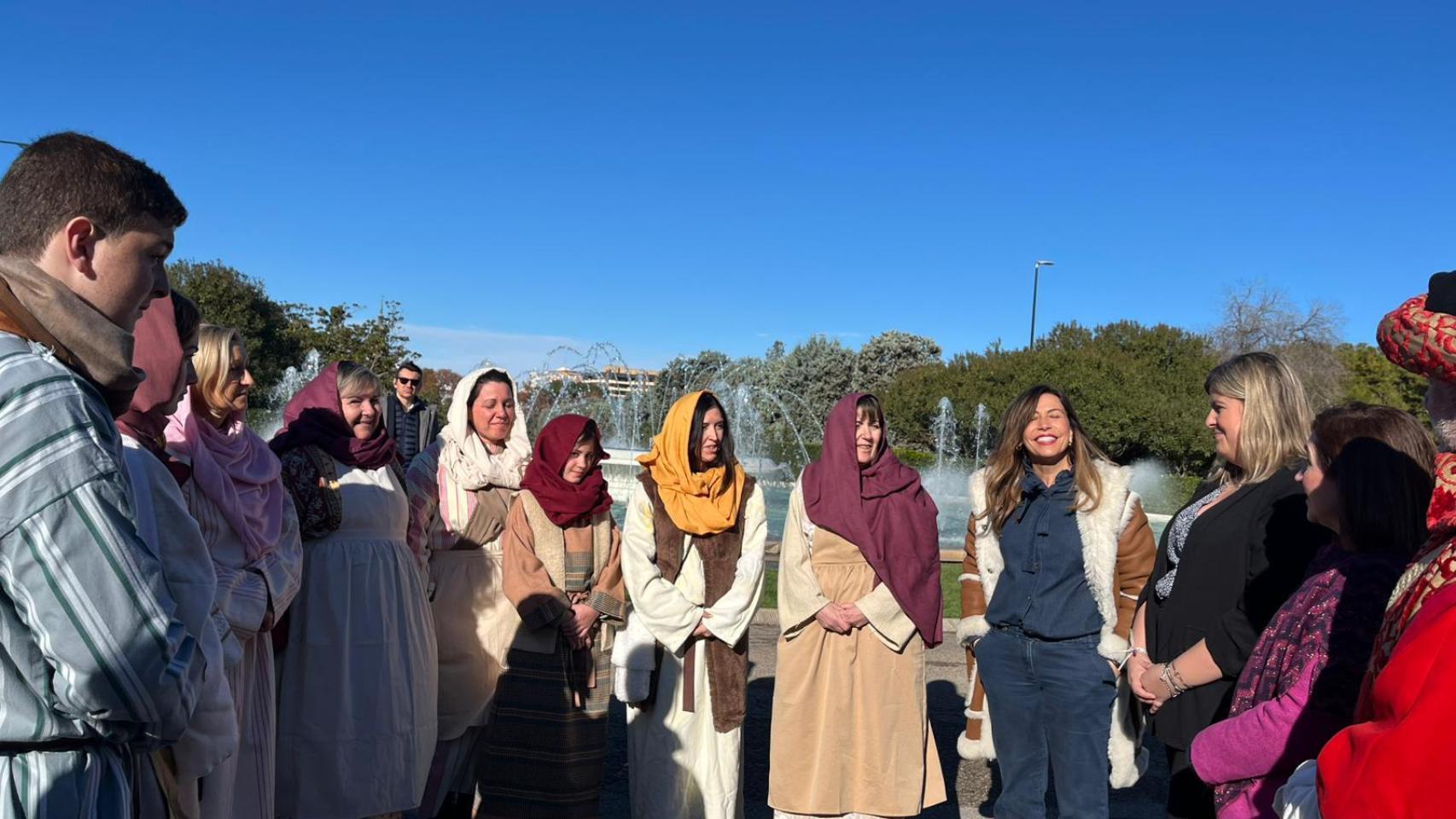 La alcaldesa, Natalia Chueca y algunos figurantes del Belén de Estadilla, en el Parque Grande.