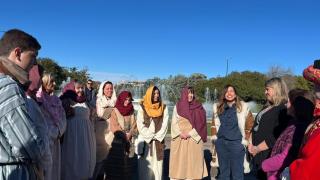 La alcaldesa, Natalia Chueca y algunos figurantes del Belén de Estadilla en el Parque Grande.