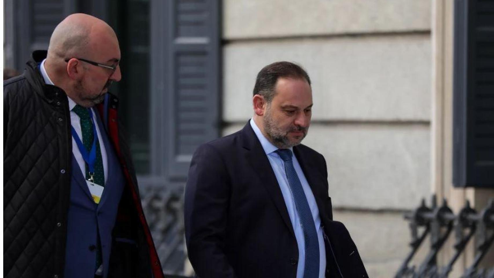 El exministro Ábalos y su asistente, Koldo García, en una imagen de archivo en el Congreso./