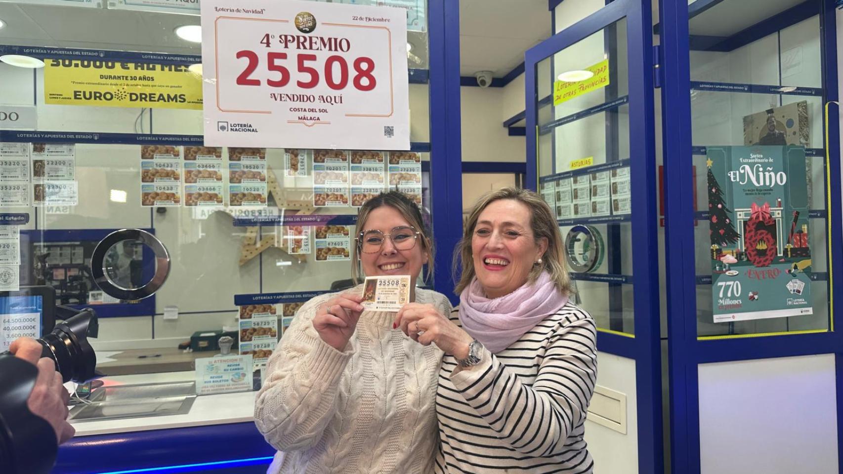 Irene, trabajadora de la administración de Camino Suárez, junto a la dueña, Pepi.